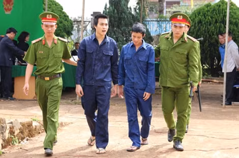 Các bị cáo được dẫn giải ra xe sau phiên xét xử.