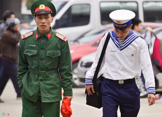 Bạn trẻ Phạm Văn Lập, sinh viên Học viện kỹ thuật quân sự cùng bạn vê quê ăn Tết. Lập cho biết, chờ đợi từ 15h chiều nhưng chưa thể về Thái Bình.