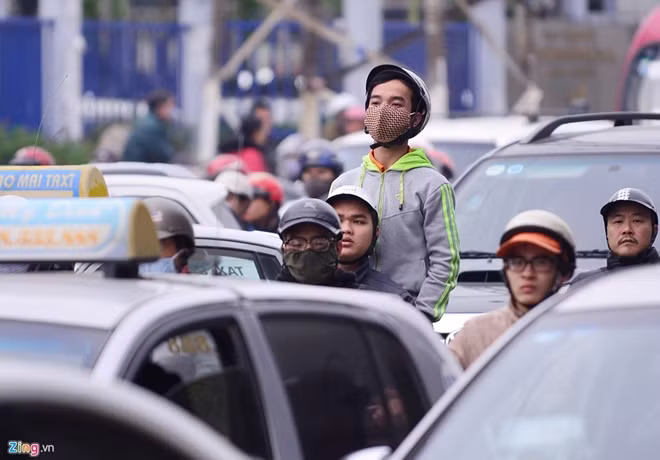 Nhiều phương tiện hầu như không thể nhúc nhích trong nhiều phút.