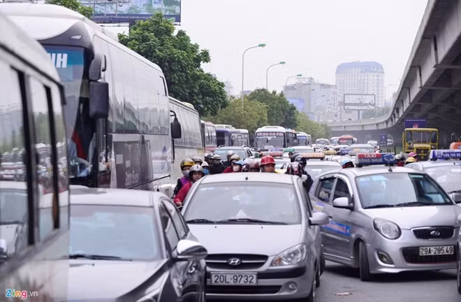 Khu vực quanh bến xe như đường Phạm Hùng, Phạm Văn Đồng bị ùn tắc dài.