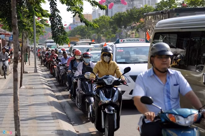 Tại TP HCM: Các tuyến đường dẫn đến sân bay Tân Sơn Nhất trong tình trạng kẹt cứng ngay từ 16h chiều 31/12.