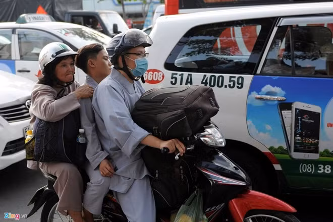 Nhiều người tay xách nách mang ra sân bay về quê. Có trường hợp sốt ruột phải bỏ taxi giữa chừng chuyển sang đi xe ôm để tiện luồn lách cho kịp giờ.