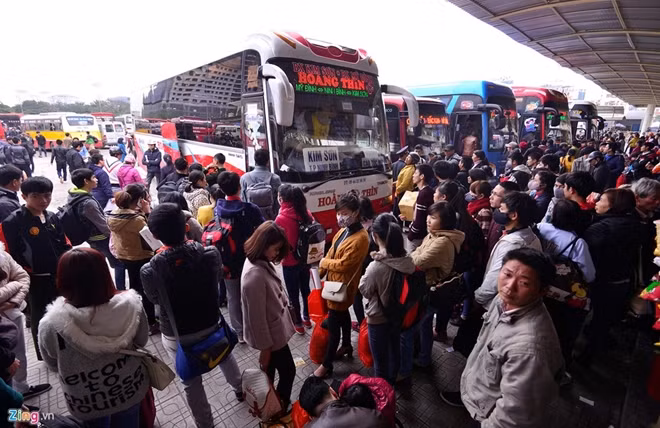 Theo lãnh đạo bến, ngay từ 15h chiều, lượng khách đã tăng 50% so với ngày thường. Nhiều người đứng đợi hàng giờ đồng hồ khi không còn ôtô để lên.