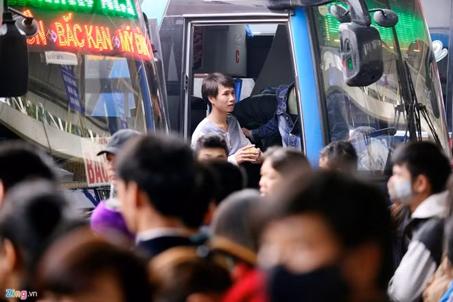 Tuy nhiên, do năm nay bị lực lượng chức năng quản lý chặt việc nhồi nhét khách nên hầu hết các tài xế không dám chở quá số người so với quy định khi xe còn trong bến.