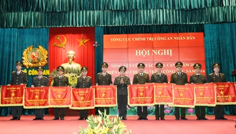 Thứ trưởng Bùi Quang Bền đã trao Cờ thi đua xuất sắc của Bộ Công an tặng 10 đơn vị cấp cơ sở.