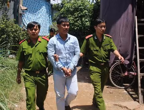 Cơ quan CSĐT Công an An Giang thực hiện lệnh bắt và khám xét nơi ở của đối tượng Mỹ (giữa). Cơ quan CSĐT Công an An Giang thực hiện lệnh bắt và khám xét nơi ở của đối tượng Mỹ (giữa).
