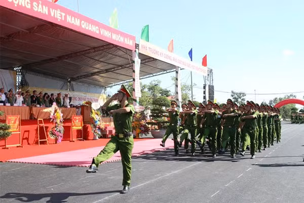 Cán bộ, học viên Trường Trung cấp CSGT diễu hành tại buổi lễ.
