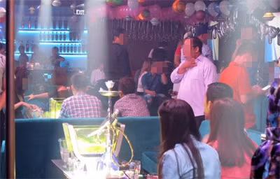 Bên trong các quán bar vũ trường.