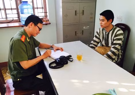 Phạm nhân Lê Văn Luyện trao đổi với PV.