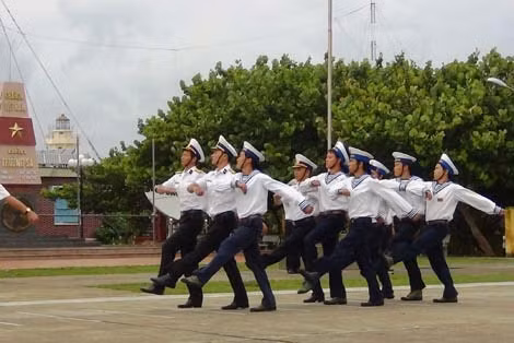 Chiến sĩ Trường Sa lớn duyệt đội ngũ.