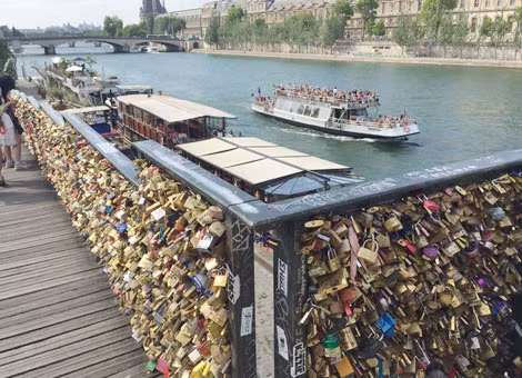 Cây cầu Pont des Arts như một biểu trưng của sự vĩnh cửu trong tình yêu.