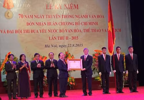 Đồng chí Đinh Thế Huynh trao Bằng chứng nhận Huân chương Hồ Chí Minh cho Bộ trưởng Bộ VHTTDL Hoàng Tuấn Anh.