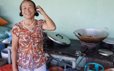 Bà Măng tự tay nấu cơm trưa cho các em. Bà Măng tự tay nấu cơm trưa cho các em.