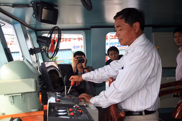 Ngư dân Nguyễn Việt Hằng điều khiển tàu cá vỏ thép ra khơi.