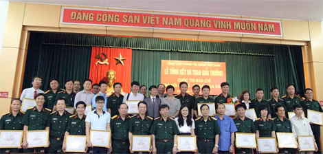 Đại biểu, ban giám khảo cuộc thi chụp ảnh lưu niệm cùng các tác giả đoạt giải.