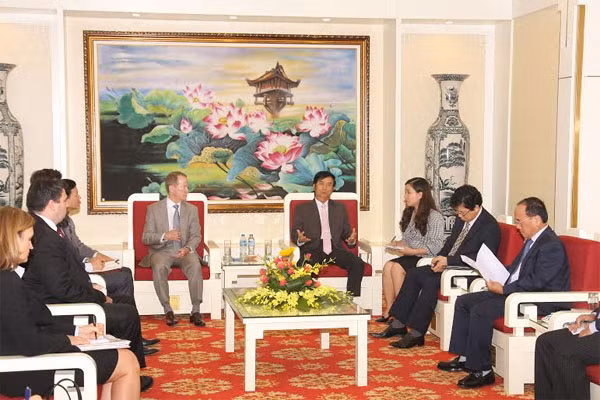 Thứ trưởng Thường trực Đặng Văn Hiếu; Trợ lý Ngoại trưởng Hoa Kỳ William Brownfield tại buổi tiếp. Ảnh Việt Hưng. Thứ trưởng Thường trực Đặng Văn Hiếu; Trợ lý Ngoại trưởng Hoa Kỳ William Brownfield tại buổi tiếp. Ảnh Việt Hưng.