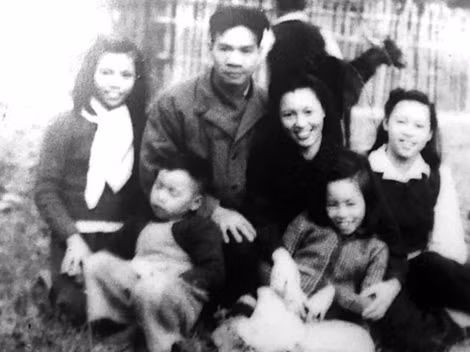 Gia đình GS. Nguyễn Văn Huyên tại Chiêm Hóa, Tuyên Quang, năm 1951.