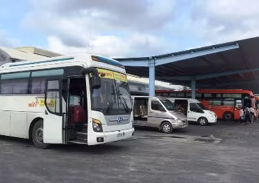 Phương tiện của các doanh nghiệp vận tải hành khách phục vụ tại bến trong ngày đầu khánh thành.