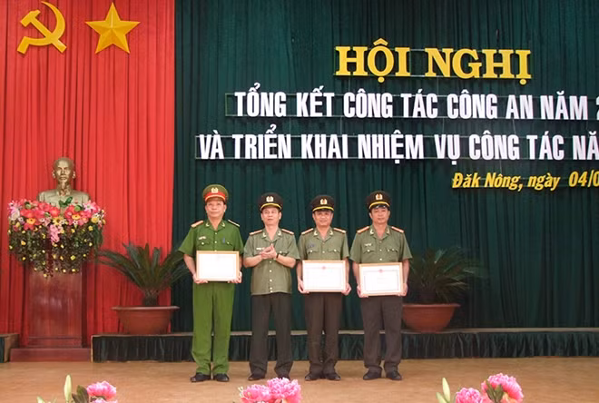 Lãnh đạo Công an tỉnh trao Bằng khen của Bộ Công an tặng các tập thể.
