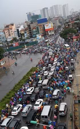 Giao thông Hà Nội một ngày mưa.