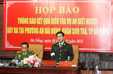 Đại tá Lê Văn Tam chủ trì cuộc họp báo.