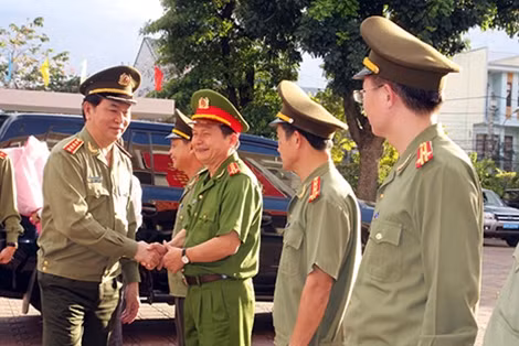 Bộ trưởng Trần Đại Quang cùng cán bộ chiến sĩ Công an tỉnh Kon Tum.