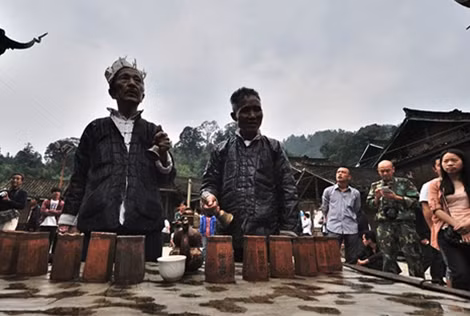 Hai năm một lần, người dân trong làng tham gia lễ hội cam kết chỉ sinh tối đa hai con.