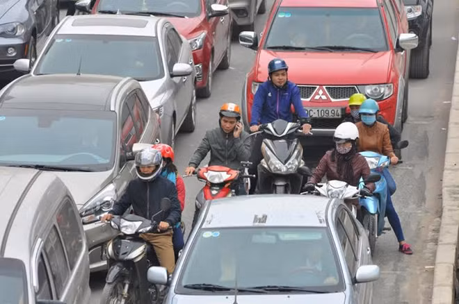 Nhiều xe máy bị “mắc kẹt” giữa dòng xe ô tô.