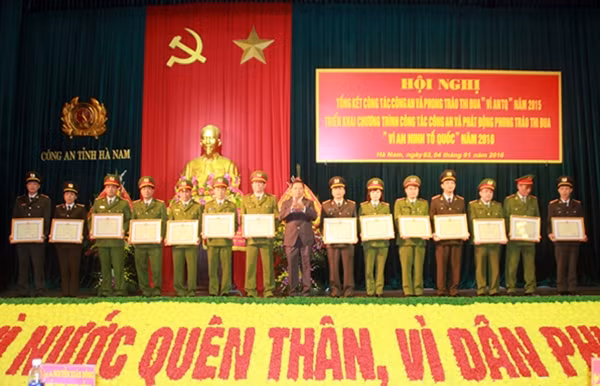 Đồng chí Nguyễn Xuân Đông, Chủ tịch UBND tỉnh Hà Nam tặng Cờ đơn vị dẫn đầu phong trào thi đua “Vì An ninh Tổ quốc” cho các đơn vị.