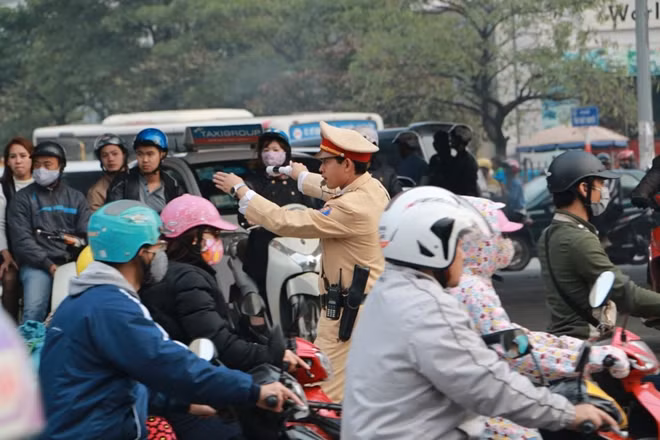 Lực lượng CSGT nỗ lực phân làn, hướng dẫn các phương tiện tham gia gia thông thuận tiện.