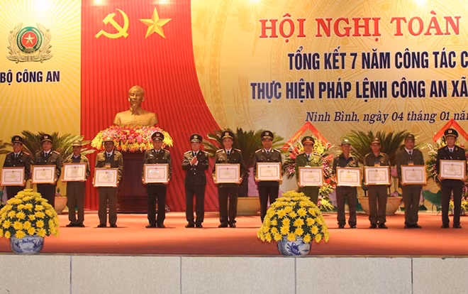 Thứ trưởng Bùi Văn Nam tặng Bằng khen của Bộ Công an tặng các cá nhân xuất sắc.