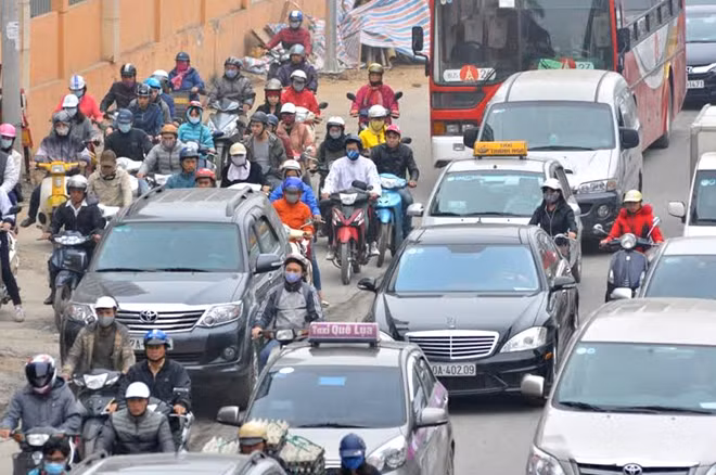 Các phương tiện lao lên vỉa hè để đi.