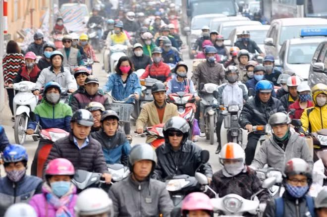 Khiến vỉa hè cũng bị ùn tắc.