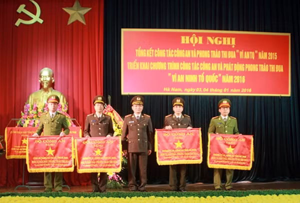 Thừa ủy quyền của Bộ trưởng Bộ Công an, Thiếu tướng Nguyễn Xuân Lâm, Phó chánh Thanh tra Bộ Công an, tặng Cờ thi đua của Bộ Công an cho các đơn vị cơ sở.