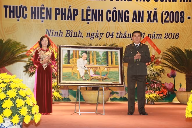 Bộ trưởng Trần Đại Quang trao tặng bức tranh Chủ tịch Hồ Chí Minh cho Tỉnh uỷ Ninh Bình.