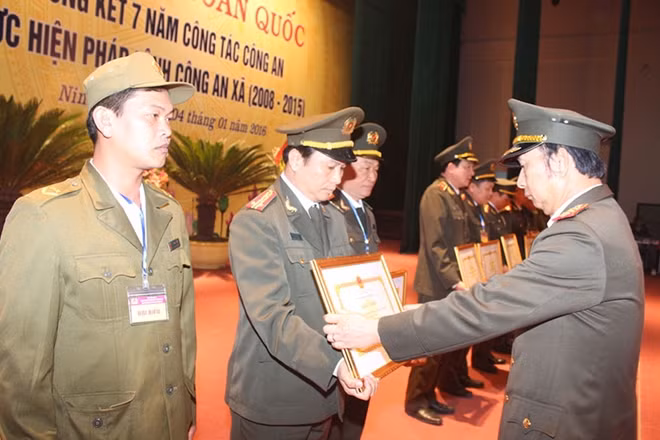 Thứ trưởng Thường trực Đặng Văn Hiếu trao Bằng khen của Bộ Công an tặng các tập thể xuất sắc.