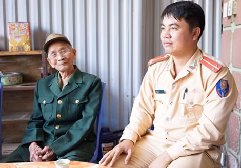 Trung úy Trần Hoàng Long và cụ ông được anh cứu ra khỏi vùng lũ quét.