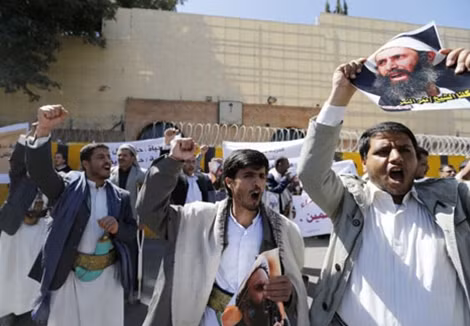 Người Hồi giáo Shiite biểu tình phản đối bên ngoài Đại sứ quán Saudi Arabia ở thủ đô Sanaa, Yemen ngày 2-1. Ảnh: Reuters.