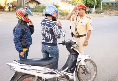 CSGT Sơn La kiểm tra một xe có dấu hiệu nghi vấn.