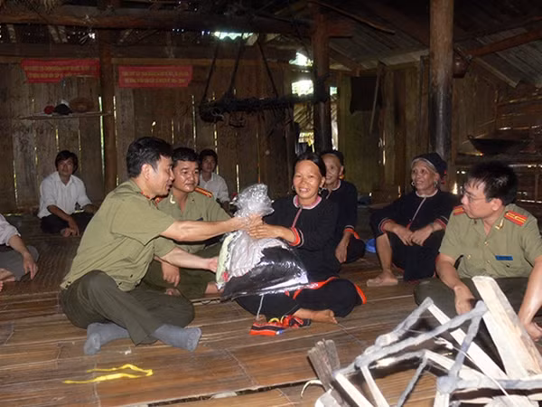 Cán bộ, chiến sỹ Cục An ninh Tây Bắc thường xuyên xuống cơ sở, thăm hỏi, tặng quà, giúp đỡ nhân dân.