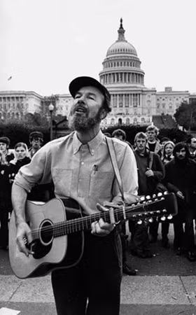 Pete Seeger biểu diễn ngoài trời ở Washington, năm 1969.