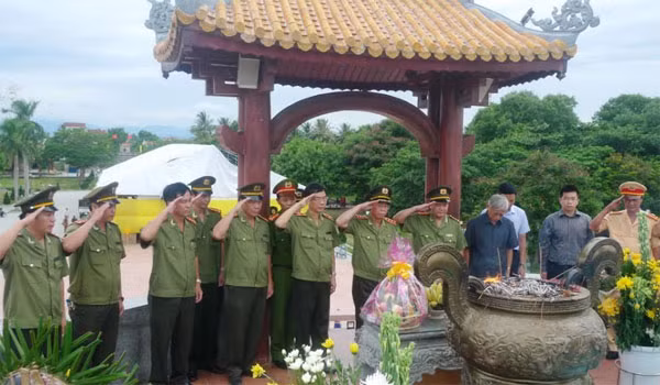 Thứ trưởng Bùi Văn Nam và đoàn công tác dâng hương tưởng nhớ các Anh hùng liệt sĩ tại Đài tưởng niệm Thành cổ Quảng Trị.