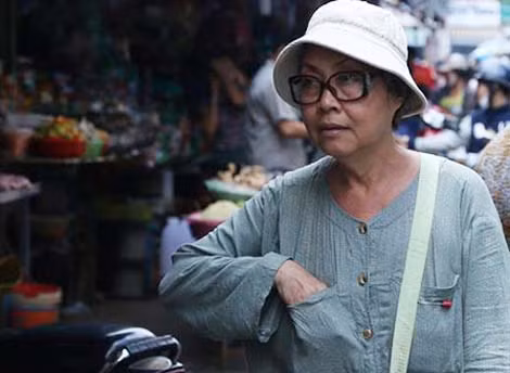 Trang Thanh Xuân bán vé số tại chợ Rạch Ông.