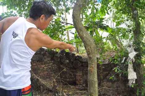 "Hà bá" nuốt chửng cả ngôi nhà của gia đình bà Hòa (xã Phương Trung, Thanh Oai, Hà Nội), nguyên nhân cũng được xác định do nạn "cát tặc" nhiều năm về trước.
