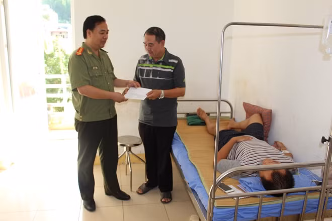 Đại diện Báo CAND trao quà cho thân nhân Thiếu tá Nguyễn Minh Tú.