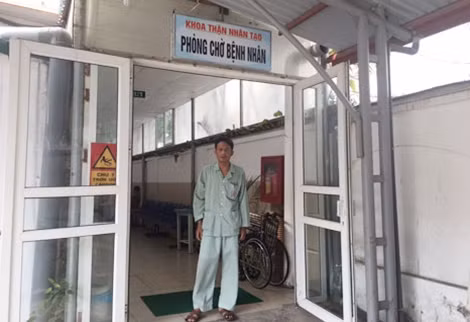 Anh Nguyễn Tiến Ba chờ lọc máu ở Bệnh viện Thận Hà Nội.