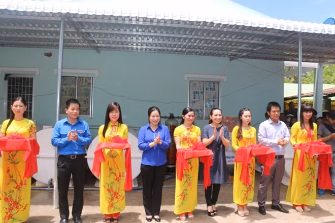 Các đại biểu cắt bằng khánh thành máy lọc nước mặn thành nước ngọt tại xã Nam Thái A, huyện An Biên (Kiên Giang).