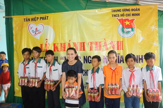 Ca sỹ Phi Nhung, Đại sứ của hành trình "Nước ngọt nghĩa tình" tặng quà cho thiếu nhi xã Nam Thái A, huyện An Biên (Kiên Giang)