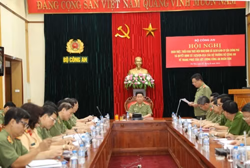 Trung tướng Nguyễn Thế Quyết, Phó Tổng cục trưởng Tổng cục HCKT, Phó trưởng Ban chỉ đạo báo cáo tóm tắt về quá trình đổi mới trang phục CAND.