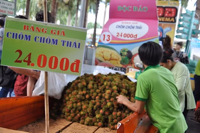 Các “đặc sản” chôm chôm, vải tại chợ nổi của lễ hội